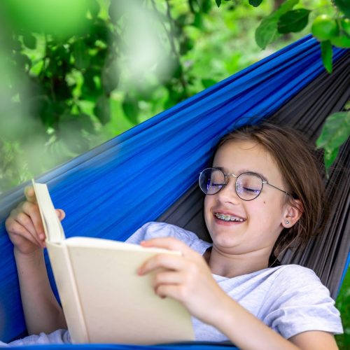 meisje-leest-boek-in-hangmat